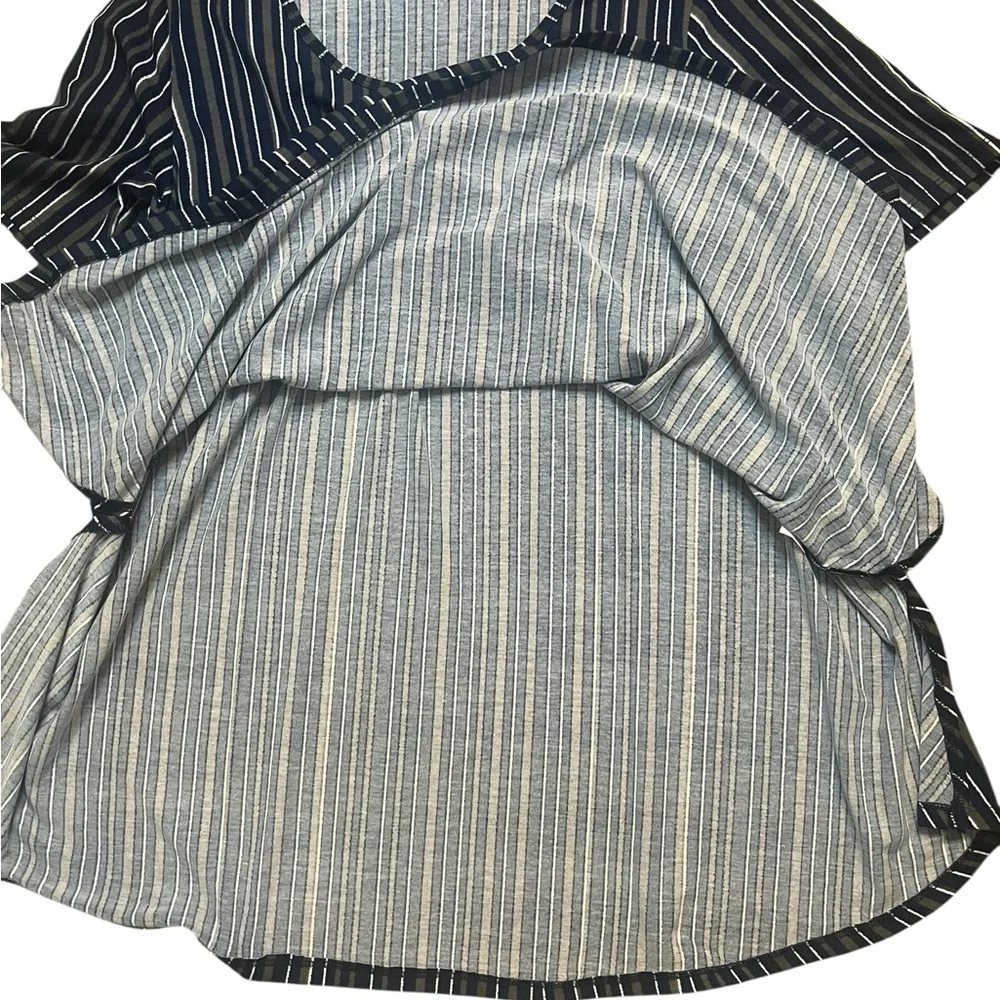 LulaRoe Perfect Tee Womens Medium Blue Grey White Stripe Polyester Short Sleeve - Picture 4 of 8